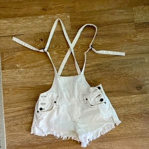 We The Free / crème shorts overalls. Size 24. Great condition